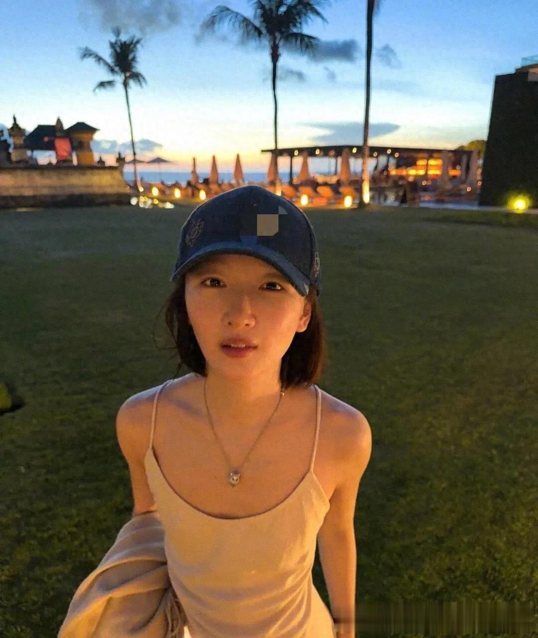周冬雨私服穿搭真简约！一袭吊带裙+棒球帽，时髦又洋气！