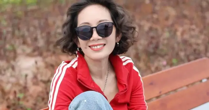 这位50+姐姐好会穿：衣穿松、衣穿艳，时尚减龄显气质