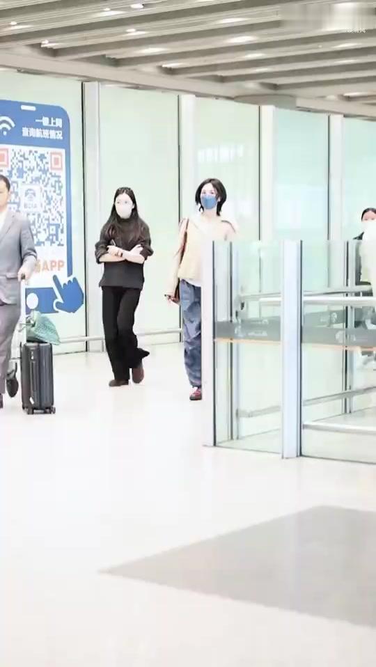 母女颜值对比，李嫣晒照庆生后网友激辩：谁更像王菲还是李亚鹏？