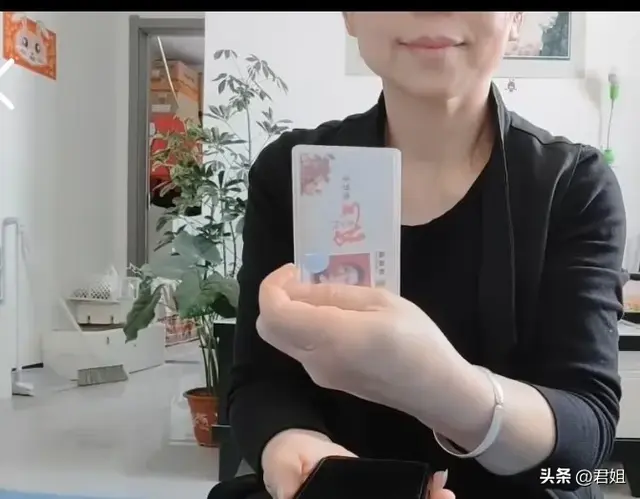 怎样用手机在家年审老年公交卡。