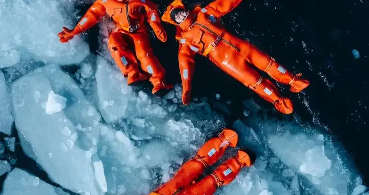 -30℃冰面飘成“小龙虾”！年轻人解锁冬日新玩法