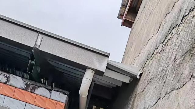 等待潮涨：农村邻里矛盾几时休。前两天，住