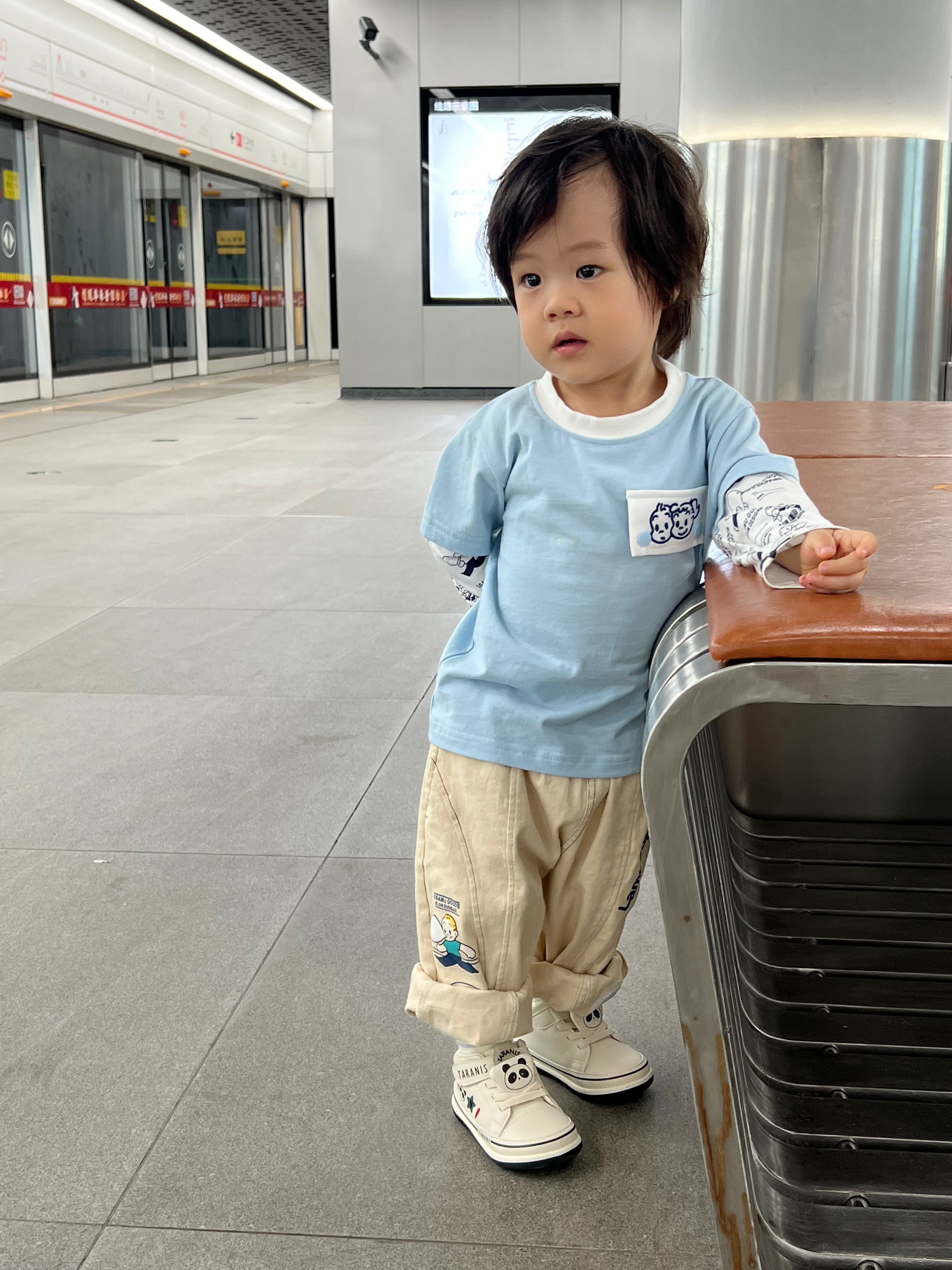 开学就给孩子又安排了一双泰兰尼斯，从小穿到大，一如既往的好穿！防滑性好...