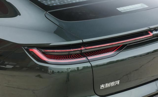 11万多的中大型车，油耗0.9L，续航1530km，连悬架都能软硬调节