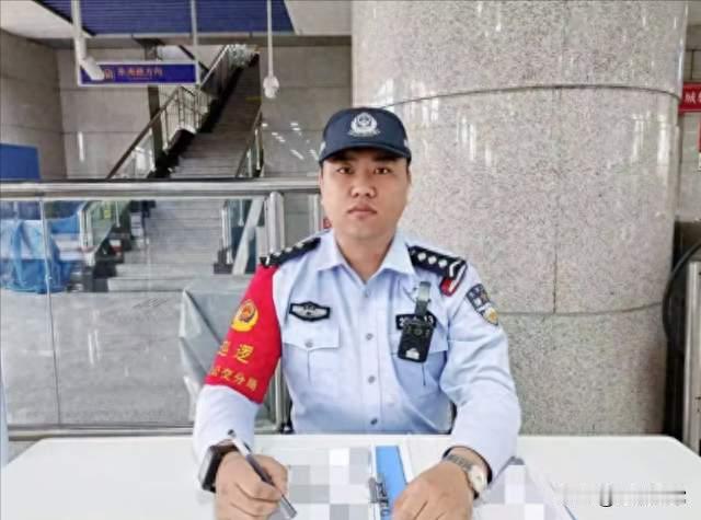 辅警新装标识太醒目？别扭啥，这明明是撑腰的底气！