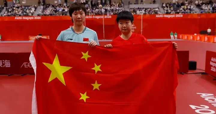王曼昱4比2孙颖莎夺冠，时隔八年再度登顶，共同举国旗看哭球迷