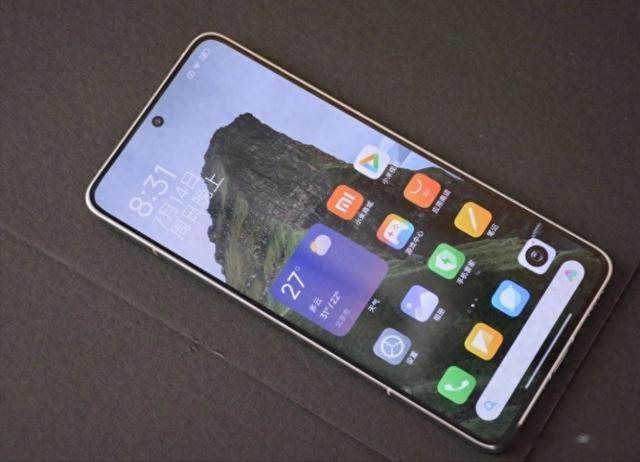 2025年Redmi K70至尊版复盘：一部改写中端机规则的“价格屠夫”