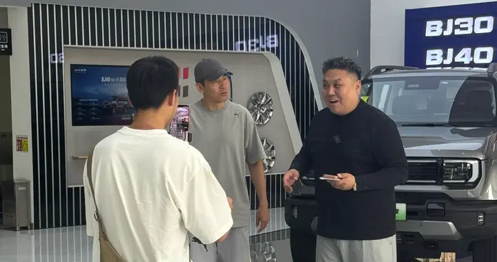 下班路过4S店，竟然撞见杨晨在试驾BJ40增程长续航版！