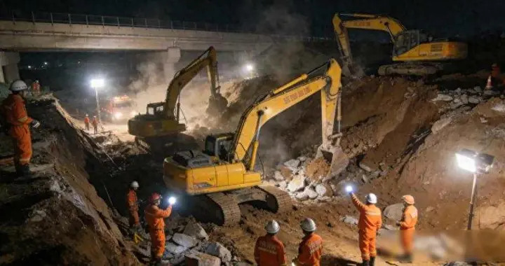 夜班工人还在挖土，边坡突然塌了