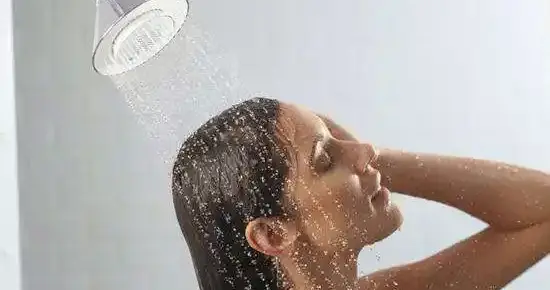 夏天别再猛冲凉水澡了，用这个温度洗更降温