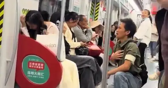 男网红地铁车厢内跪地向陌生女乘客表白视频热传，地铁客服回应