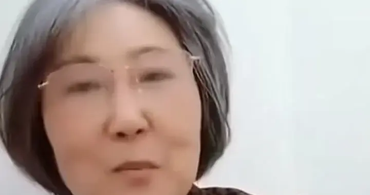 58岁大妈晚年心酸落泪 没交社保身无分文 买馒头都要伸手向儿子要钱