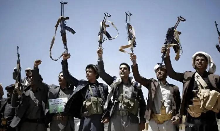 也门胡塞武装发言人萨雷亚称，当天用“大量弹道导弹、巡航导弹和无人机”打...