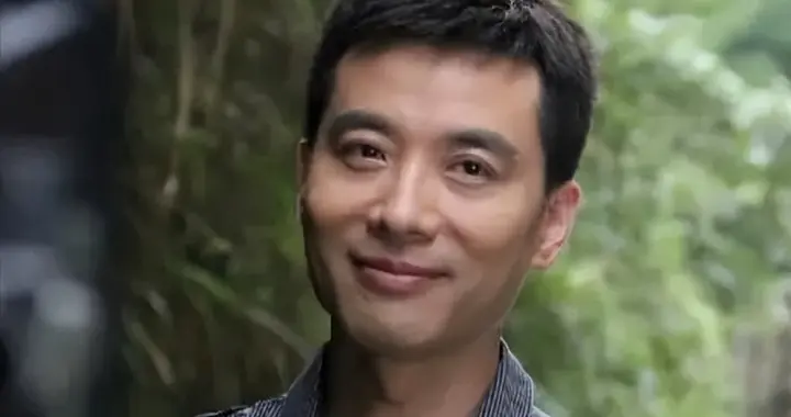 他是央视“国嘴”，低调隐婚家庭幸福，却不顾名誉将父母送养老院