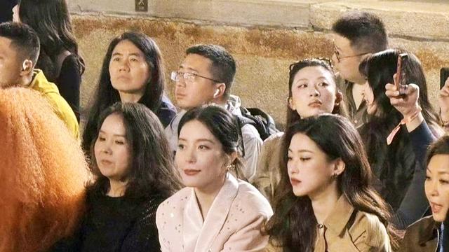 吃吃瓜喝喝汤：艳压女明星！朱珠旁边坐的是