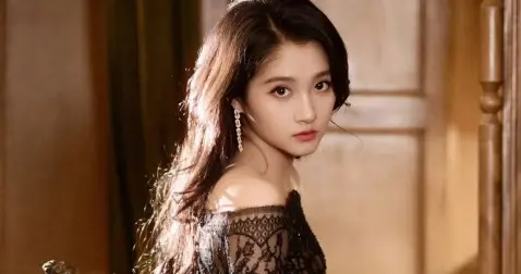 关晓彤三套造型气场全开，优越身材比例吸睛，堪称天生衣架子！