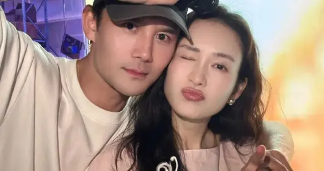 公开生女俩月后，王鸥44岁生日现场曝光，和王凯亲密贴脸引热议