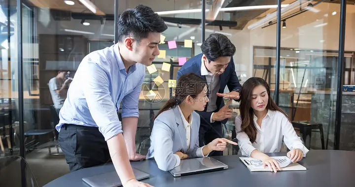 年终奖“天壤之别”引发热议：背后隐藏的职场“公平”难题