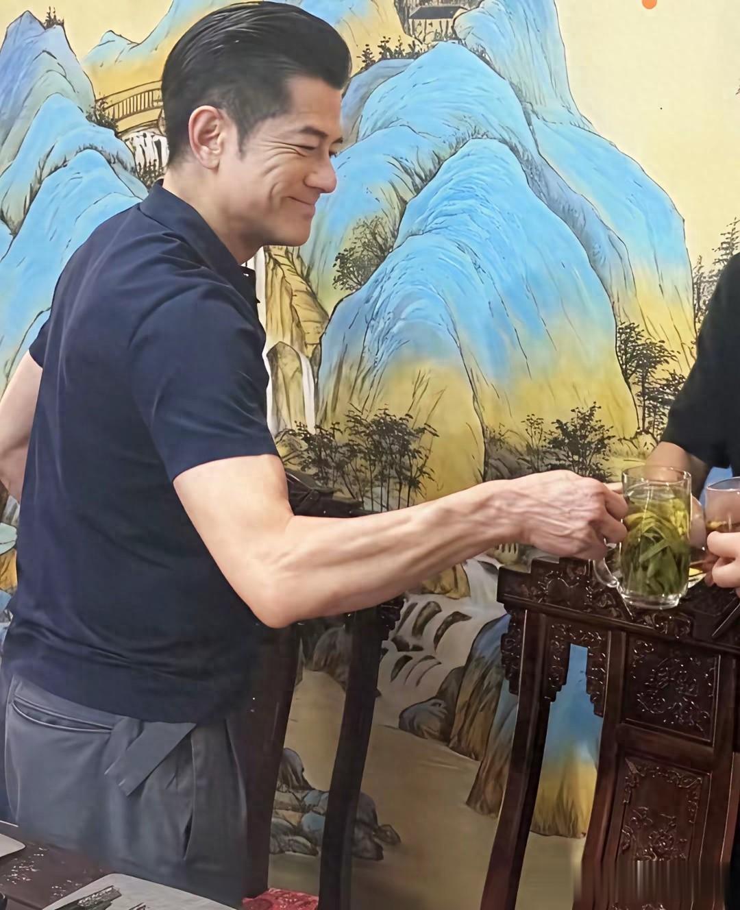 60岁郭富城陪方媛参加家庭聚会，大背头锃亮，手臂肌肉抢镜状态绝