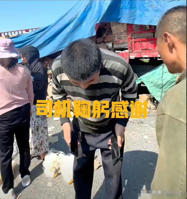 6万瓶饮料撒满国道！外地司机含泪鞠躬，临颍人为何让全网破防？