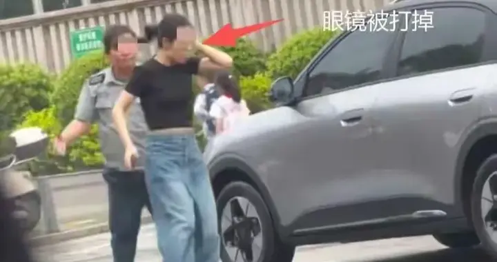 摊大事！女子踹保安反被扇 警方已立案 保安先有这动作 女子被错怪？