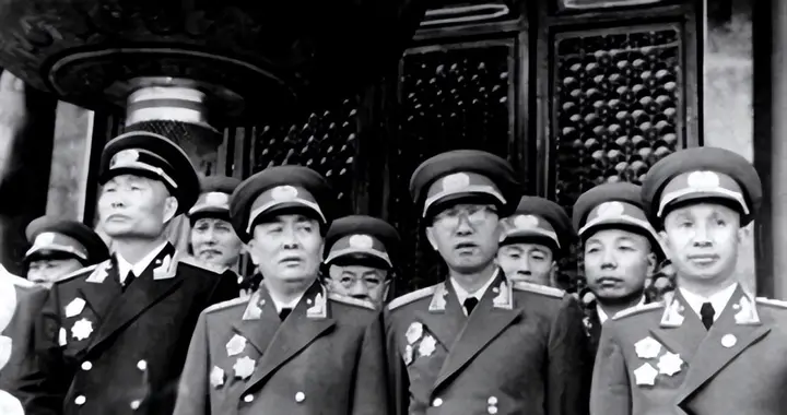 1977年，军委8位常委如何排序？两位大将没进政治局排在最后？