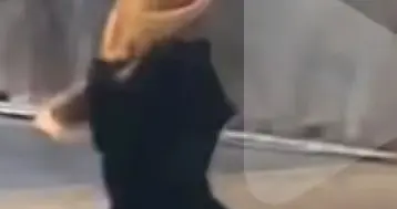 饲养员被黑熊偷袭，毫发无伤原因：熊从小爪子被剪，嘴上着套！