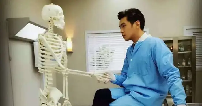 法医解剖时尸体突然眨眼，监控却显示她昨晚还在家