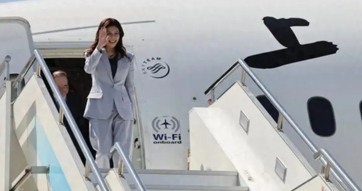 大陆给高规格礼遇，郑丽文接下鲜花，坐高铁到南京前，她喊出12字