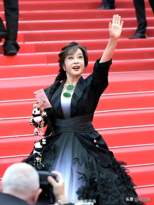 惊爆！远在戛纳的刘晓庆，让一波三折的折腰，又陷风波