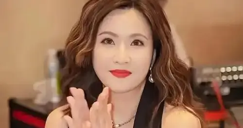 55岁香港女星自曝卖房度日！否认坐拥千万房产，为弟弟还房贷20年