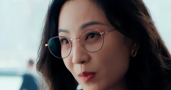 45岁郑希怡官宣生二胎！怀抱儿子与大女儿同框，整个人状态很年轻