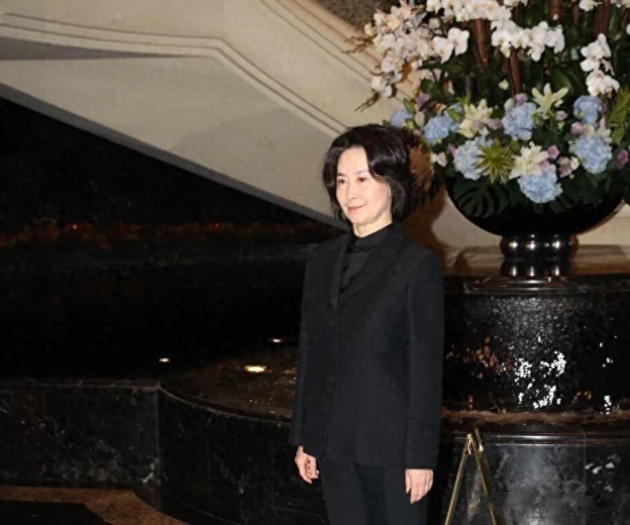 一路走好！赌王女儿何超蕸患癌去世，追悼会霍家李家都来悼念