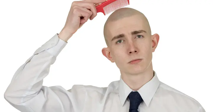 秃头前兆！医生警告：男人常做这3件事，头发越掉越快，现在快改