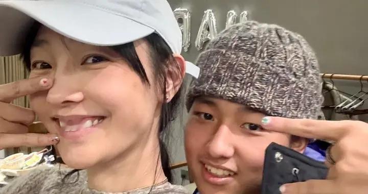 白百何晒大儿子正脸照，18岁元宝长的比爸爸好看，与妈妈一起美甲