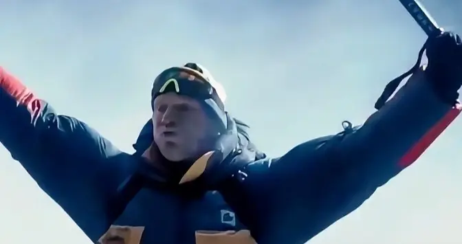 撕开珠峰旅游遮羞布！3年300起假救援，导游医院联手榨取保险金