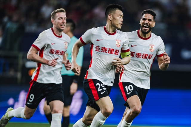 3-1爆冷！保级队飙升3名，鲁能4-0登榜首，中超最新积分榜出炉
