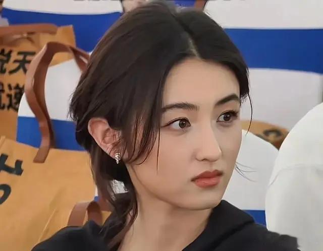 华表奖这一天，被优雅从容的张子枫治愈，章子怡凌厉霸气外露
