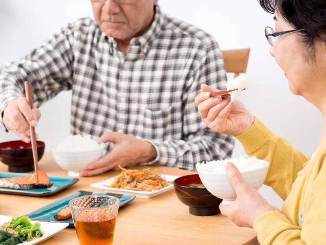为什么现在胰腺癌越来越多？医生提醒：吃饭少做6件事，劝你改正