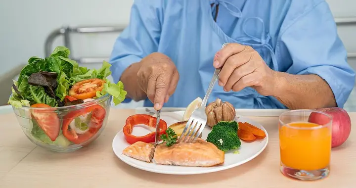 医生忠告：跟癌症病人一起吃饭，一定要注意4件事，千万别忽视！