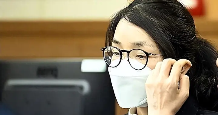 李在明终于“大仇得报”，韩前总统夫妇遭羁押，身形暴瘦满头白发