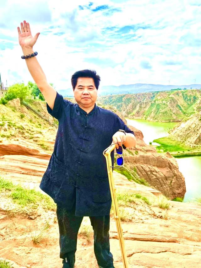 指墨丹青：溪江画派创始人朱祖国对传统艺术的传承与创新