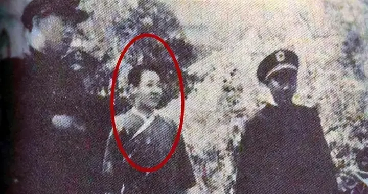 1948年，川岛芳子在北平被处决，死后手中紧握着一首绝命诗