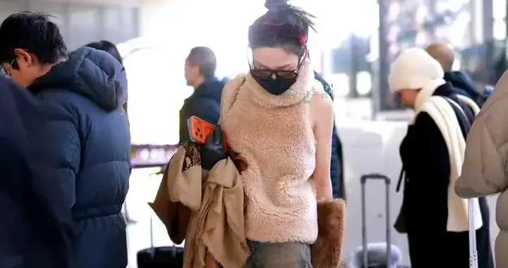 零下10度露膀子走机场，格格不入的背后，是内娱糊花的心酸写照