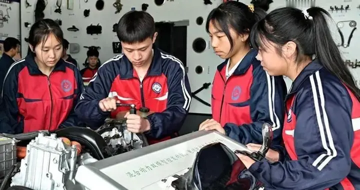 中国人为何不愿读技校？现在技工人才缺口超大，看看国外怎么做的
