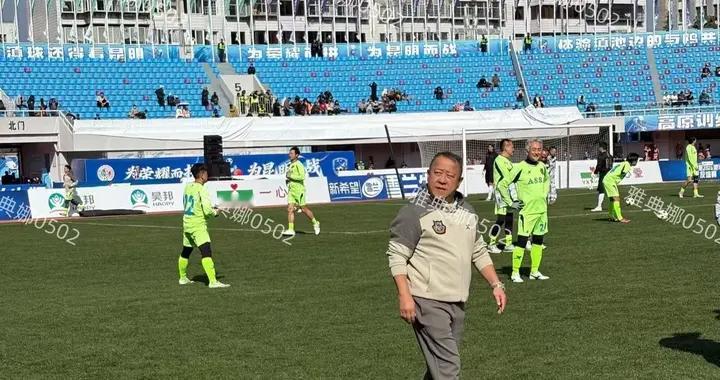 曾志伟个子那么矮跑的却很快足球踢的很好，黄日华谭咏麟都很年轻