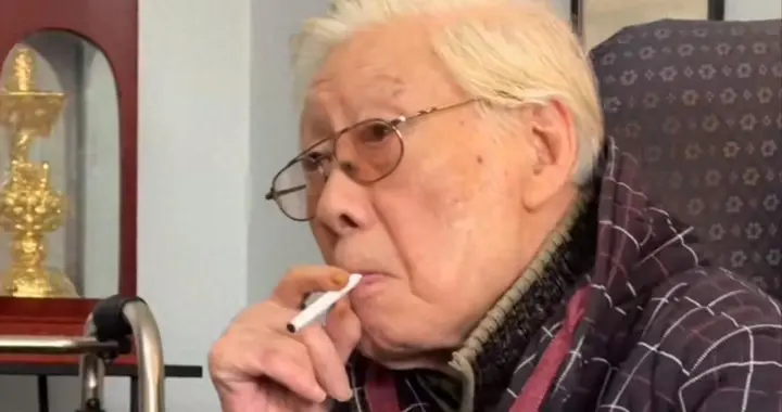 90岁焦晃现状，衣服有破洞，穿纸尿裤，和小30岁三婚妻子住老小区