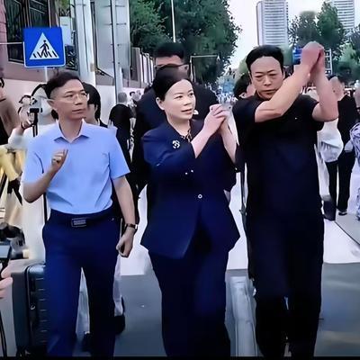 姗姗努力中：亲爱的家人们，姐姐们早晨好