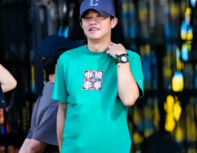 惊！曾毅“带色”手表引爆舆论，明星言行岂能如此儿戏？