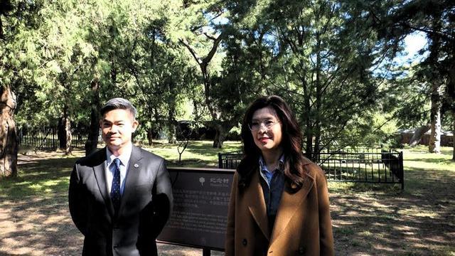 一品居：昨天，连胜武与郑丽文在北京碧云寺